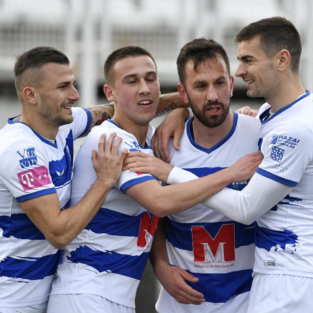 Mijo Caktaš u zagrljaju suigrača
