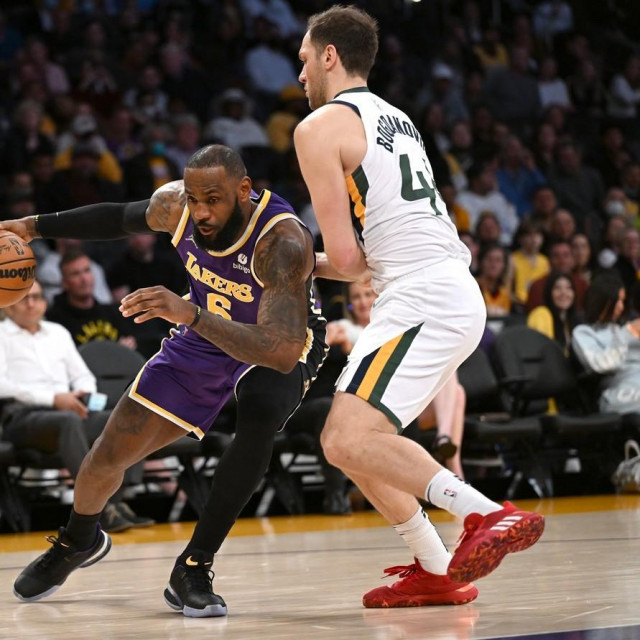 LeBron James i Bojan Bogdanović
