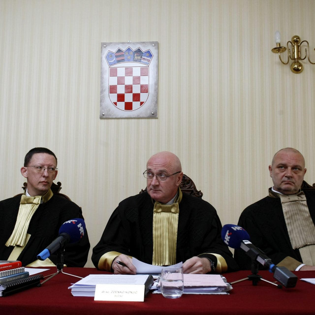 Zdenko Konjić (u sredini)
