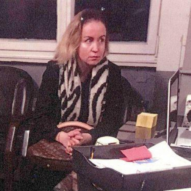 Žena snimljena prilikom unajmljivanja automobila
