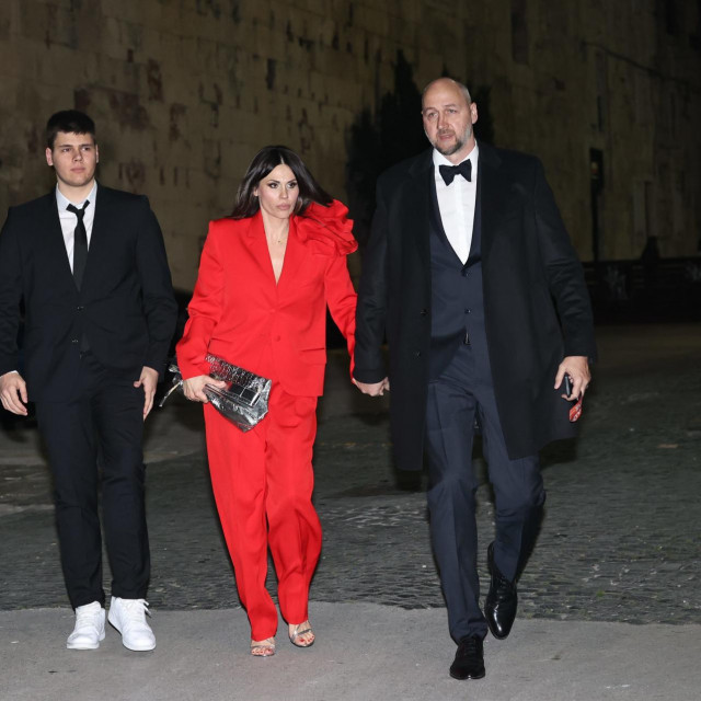 Viktorija i Dino Rađa sa sinom
