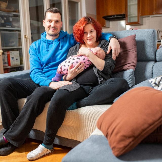 Bračni par, Kristina Kardum Cvitan i Srđan Cvitan sa kćerkicom Gitom starom 3,5 tjedna.
