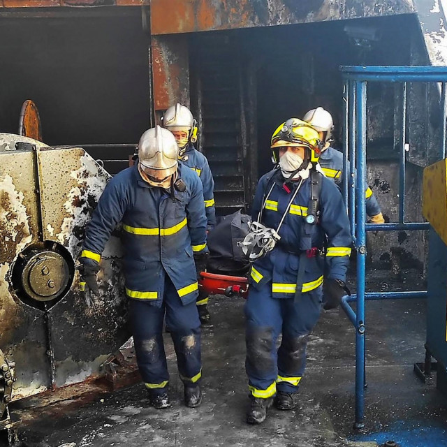 Na izgorjelom talijanskom trajektu pronađeno tijelo muškarca
