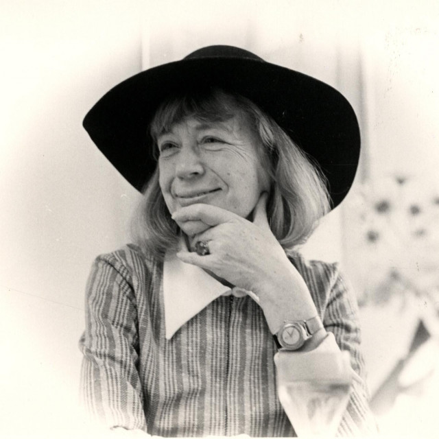 Tove Ditlevsen veći dio života borila se s ovisnošću o alkoholu i drogama i nekoliko se puta liječila u psihijatrijskoj ustanovi. ”Kopenhašku trilogiju” napisala je nakon perioda razorne depresije.
