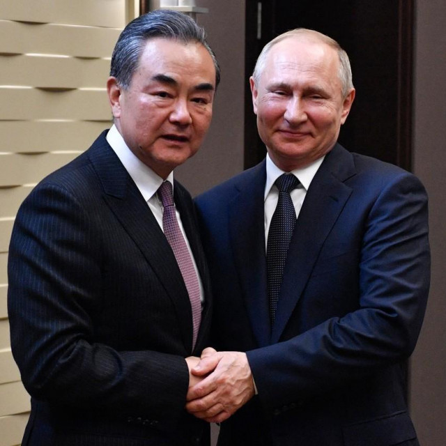 Wang Yi i Vladimir Putin 
