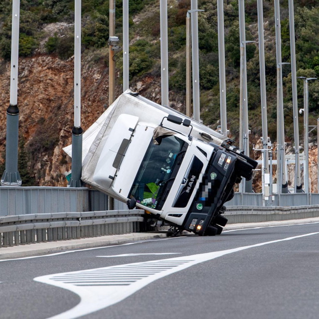 Prevrnuti kamion kod mosta dr. Franje Tuđmana 
