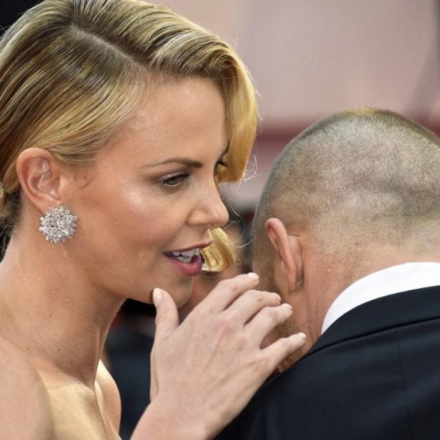 Charlize Theron i Tom Hardy
