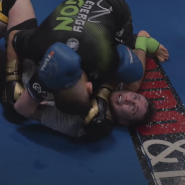 Khamzat Chimaev (gornji) i Darren Till
