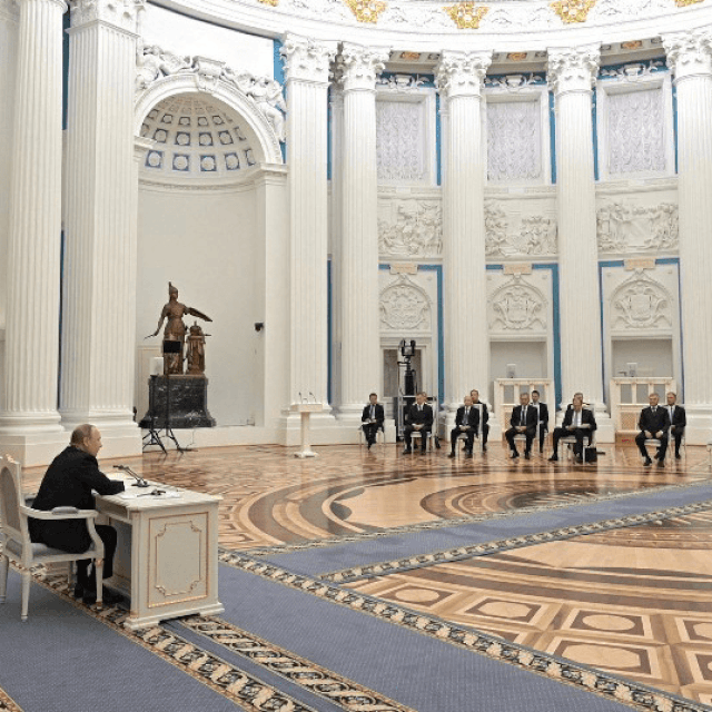 Putin tijekom sjednice Ruskog sigurnosnog vijeća, Putin tijekom televizijskog obraćanja iz svog ureda i Putin u dvorani za sastanke
 
