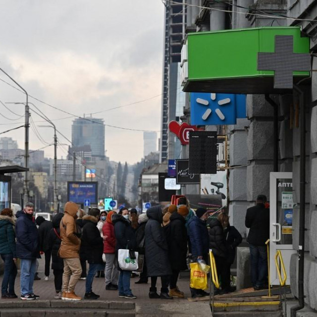 Red ispred ljekarne u Kijevu
