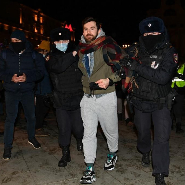 Privođenje prosvjednika
