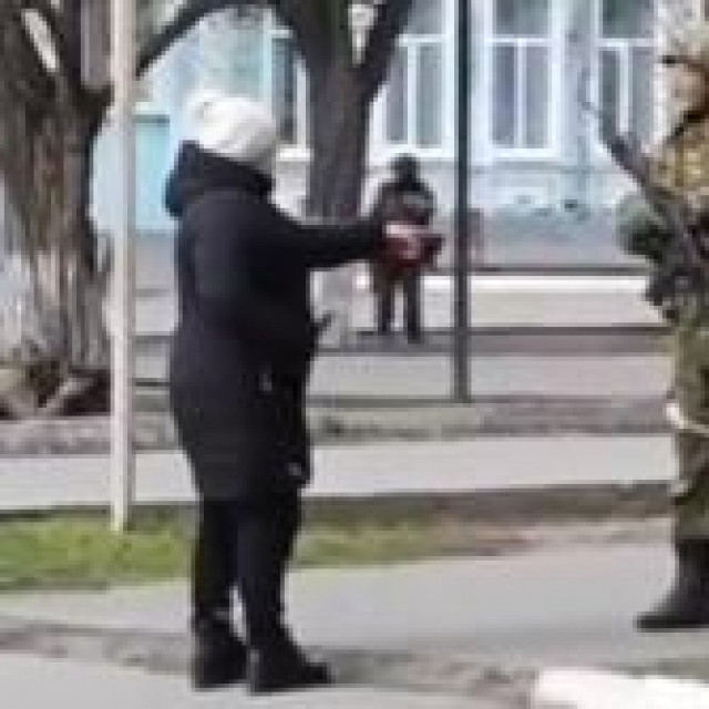 Ukrajinka viče na ruskog vojnika

