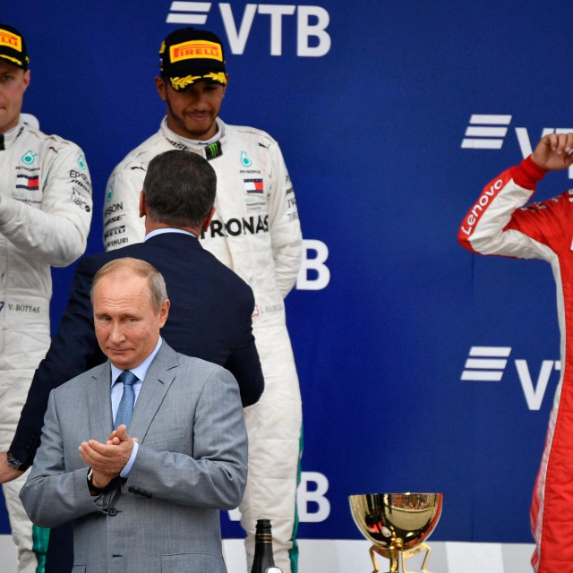 Ruski predsjednik Vladimir Putin, Lewis Hamilton, Valtteri Bottas i Sebastian Vettel na pobjedničkom podiju u Sočiju 2018. godine

