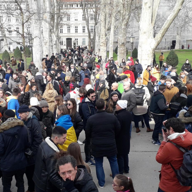 U zagrebačkom parku Zrinjevac u tijeku je akcija solidarnosti prema ukrajinskom narodu i Ukrajini 'Dosta je ratova. Želimo mir.'
