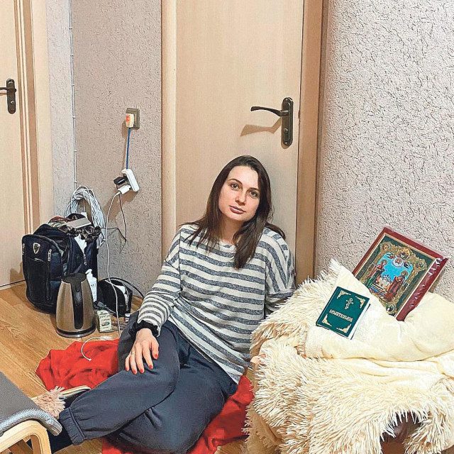 Viktorija (36):
“Napunila sam rezervoar auta benzinom kako bih bila spremna za odlazak. Ipak, odlučila sam ostati.  Mislila sam kako mogu biti od koristi, pomagati u medicinskim stvarima. Ali moram priznati da  nisam toliko hrabra i jaka. Slomljena sam”
