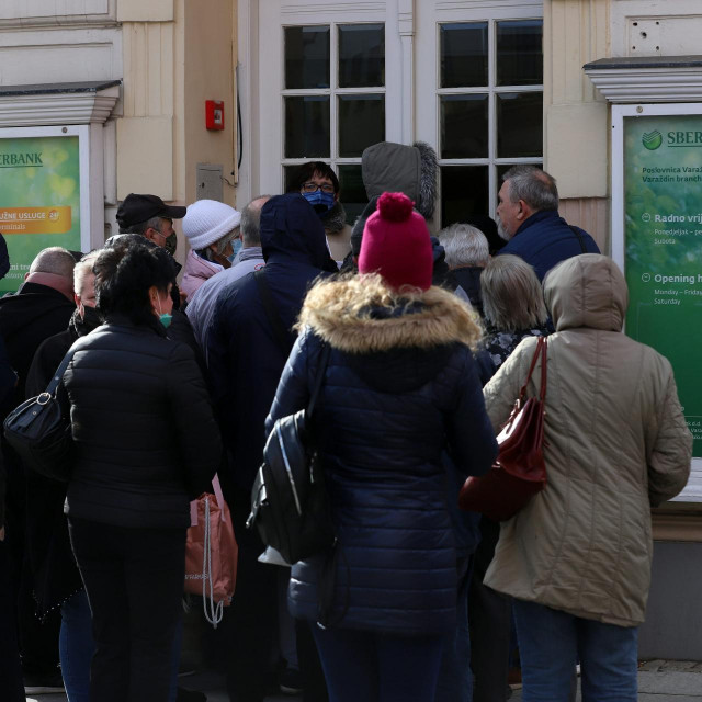 Redovi ispred poslovnice u Varaždinu
