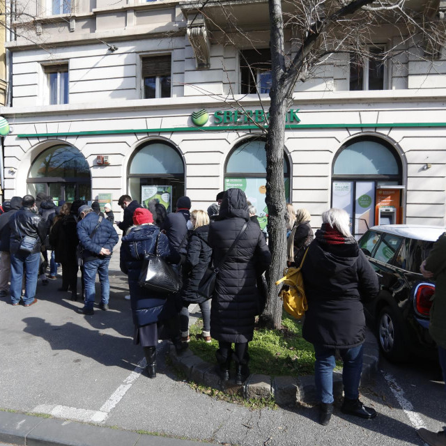 Gužva ispred poslovnice Sberbanke u Zagrebu
