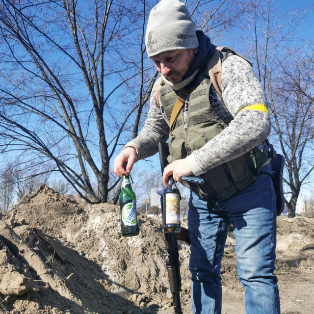 Priprema Molotovljevih koktela / ilustracija
