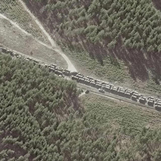 Ruski vojni konvoj ide prema Kijevu, Volodimir Zelenski, uništeni auto u Kijevu, dijete koje boluje od raka u kijevskom skloništu, ruski tenk
