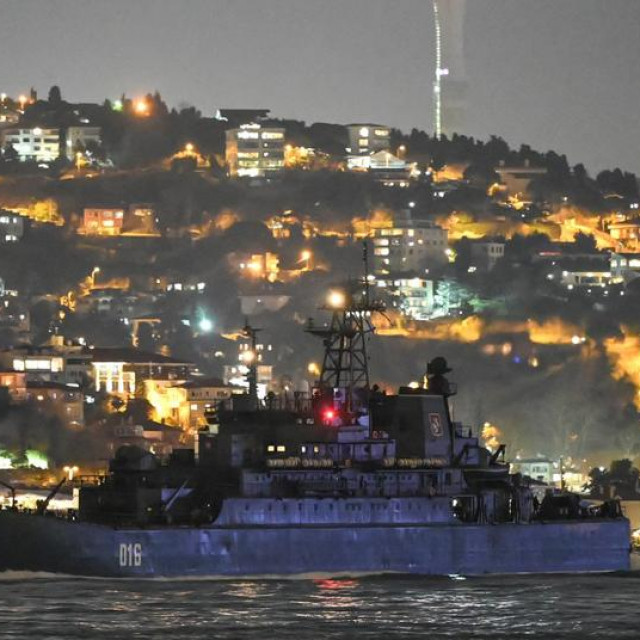 Ruski ratni brod ”Georgy Pobedonosets” na putu kroz Bospor (fotografija od 9. veljače)
