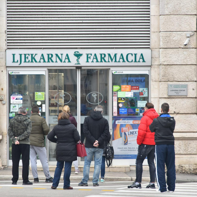 Red ispred ljekarne/Ilustracija
