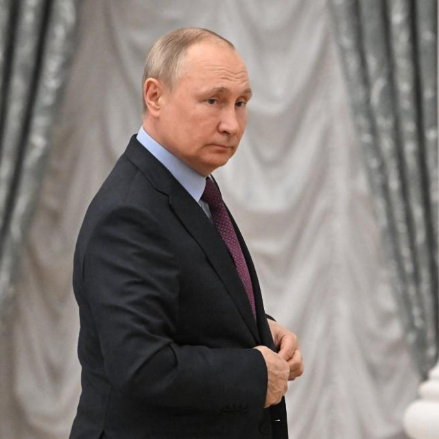 U želji da povrati teritorij koji smatra ruskim, Putin je prethodno razmišljao i djelovao dugoročno. U Gruziju je 2008. godine prodro kako bi podržao želje za neovisnošću Abhazije i Južne Osetije. Šest godina poslije, aneksirao je Krim
