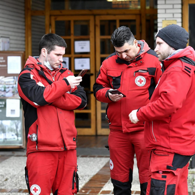 Pripadnici Crvenog križa pred motelom Plitvice koji nudi smještaj izbjeglicama iz Ukrajine
