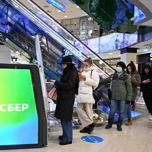 Redovi za bankomat u Moskvi