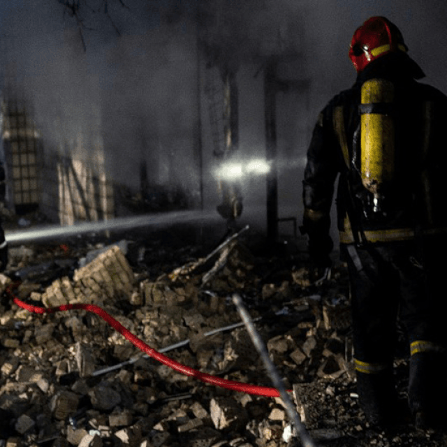 Vatrogasci na mjestu napada na TV toranj u Kijevu; snage proruske milicije iz Donecka pred Mariupoljem; prizor nakon napada na TV toranj u Kijevu; građani Dnipra u skloništu i prizor bombardiranja Harkova
