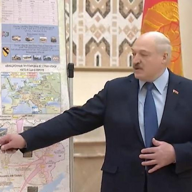 Aleksandar Lukašenko i karta s planiranim napadima
