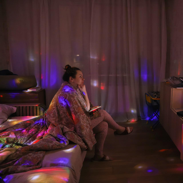 Ruskinja gleda vijesti o Ukrajini 
