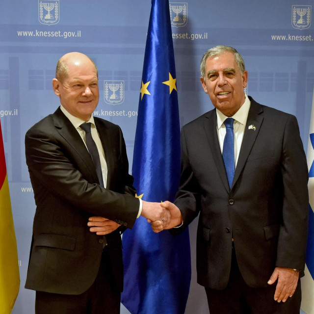 Olaf Scholz i glasnogovornik Knesseta Mickey Levy