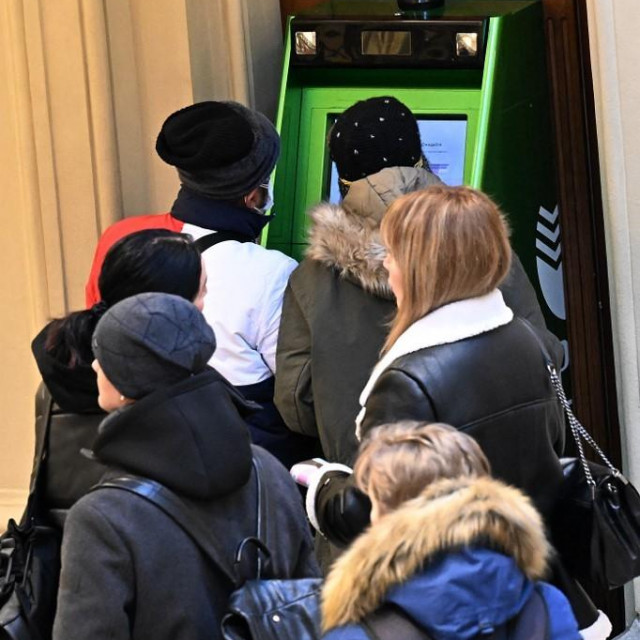 Redovi pred bankomatom u Moskvi