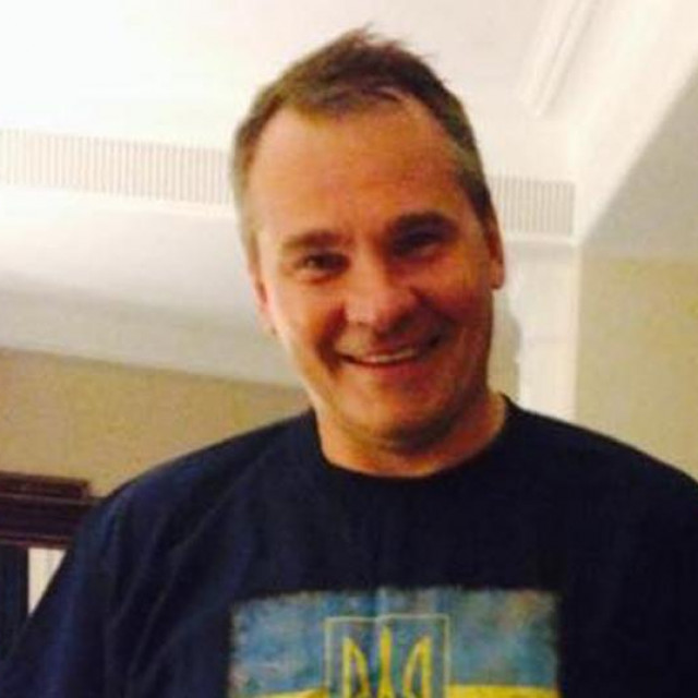 Alex Konanjhin; Vladimir Putin (u krugu)
