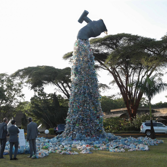 Art instalacija od plastike u Nairobiju