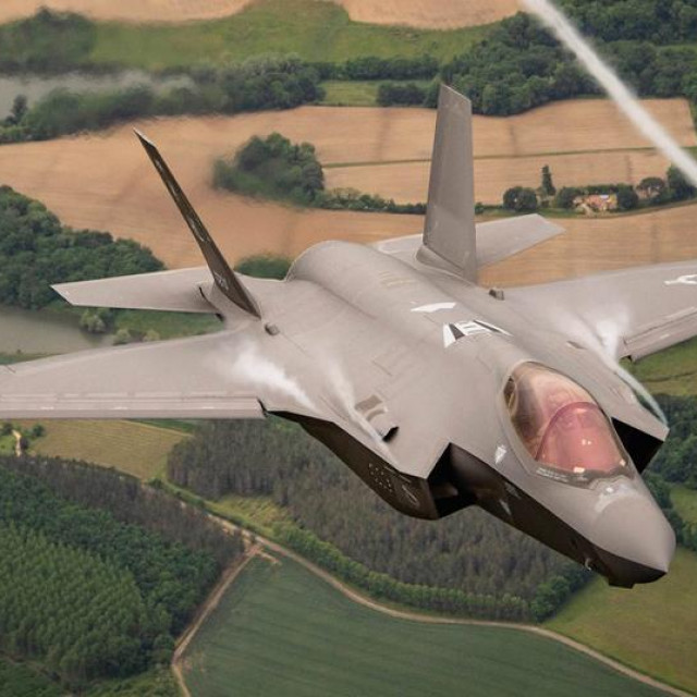 borbeni avion F-35A u letu, ilustracija
