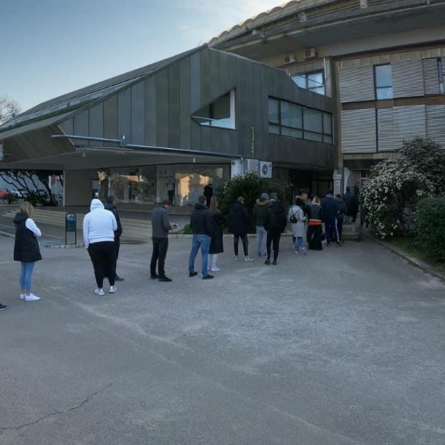Pred Poljudom su od ranog jutra redovi za ulaznice i članske iskaznice
