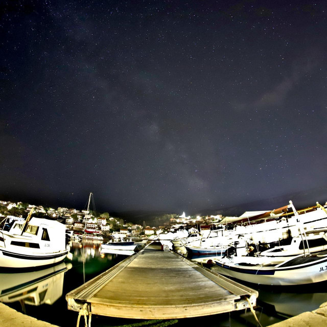 Pogled na Mliječnu stazu iz Jelse
