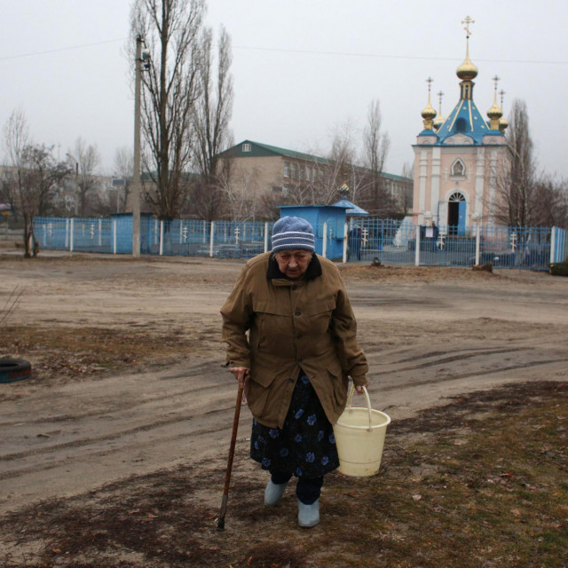 Stanovnica Šastije ide po vodu u obližnji bunar
