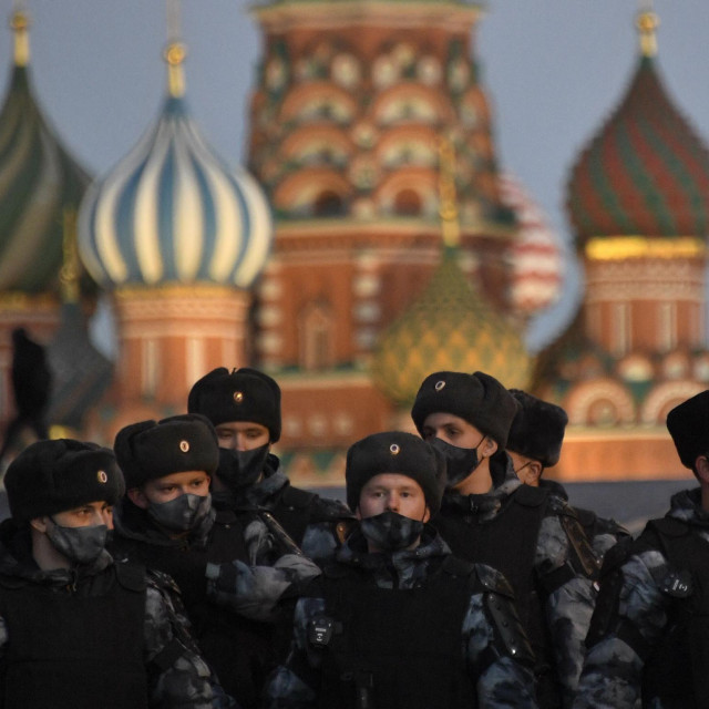 Policija na Crvenom trgu u Moskvi
