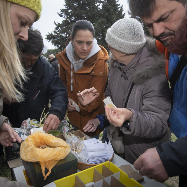 Udruga Premakultura Dalmacija danas je na Zvoncacu organizirala razmjenu sjemena starih i udomaćenih sorti povrća
