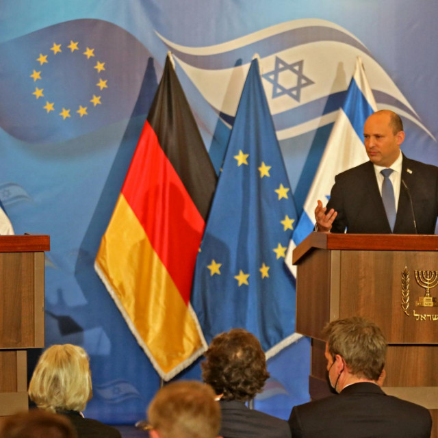 Naftali Bennett i Olaf Scholz (fotografija od 2. ožujka 2022.)  
