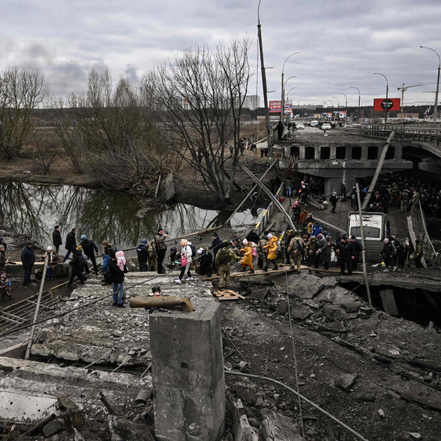 Rusi su kod Irpina, grada nedaleko od Kijeva, uništili most te tako otežali evakuiranje civila
