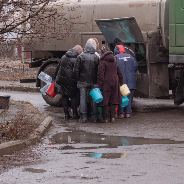 Mariupoljani čekaju u redu za vodu
