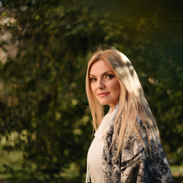 Voditeljica Vlatka Pokos
