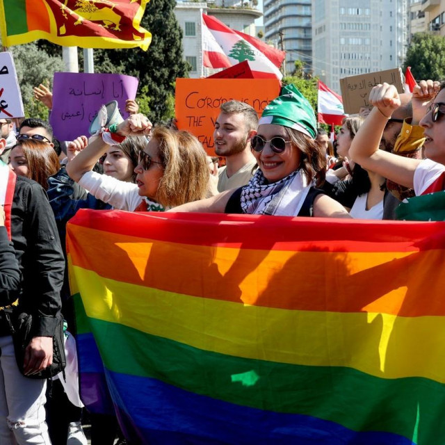 Libanonska LGBT zajednica podiže zastavu duginih boja u Bejrutu.
