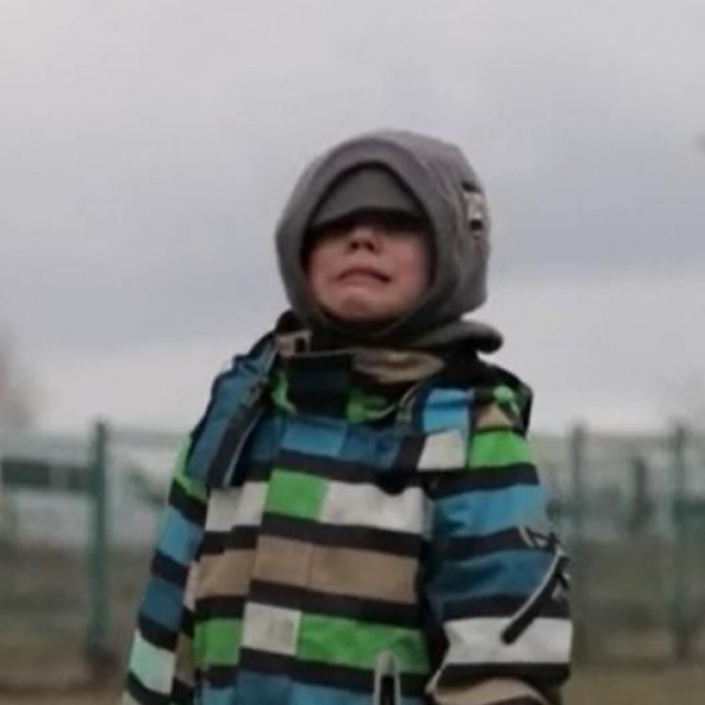 dječak sam prelazi ukrajinsko-poljsku granicu