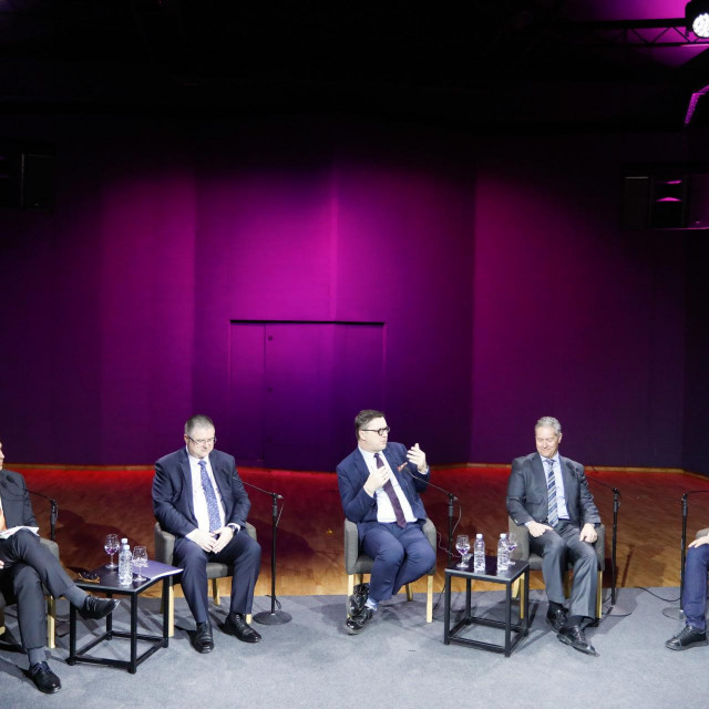 Sudionici panel rasprave u organizaciji Jutarnjeg
