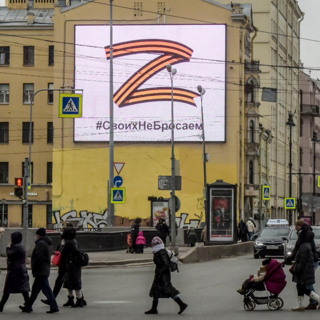 Simbol 'Z' na velikoj reklami na zgradi uz slogan 'Ne dižemo ruke od našeg naroda'
