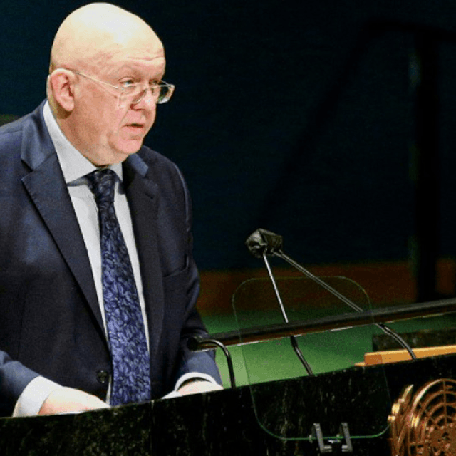 Ruski veleposlanik pri UN-u Vasilij Nebenzija; ruska fregata 'Ladny', inače dio Crnomorske flote, ispaljuje projektil (arhivska fotografija); djevojka sa željezničkog kolodvora u Kijevu; uništeni auti u Kijevu; izbjeglice iz Irpina